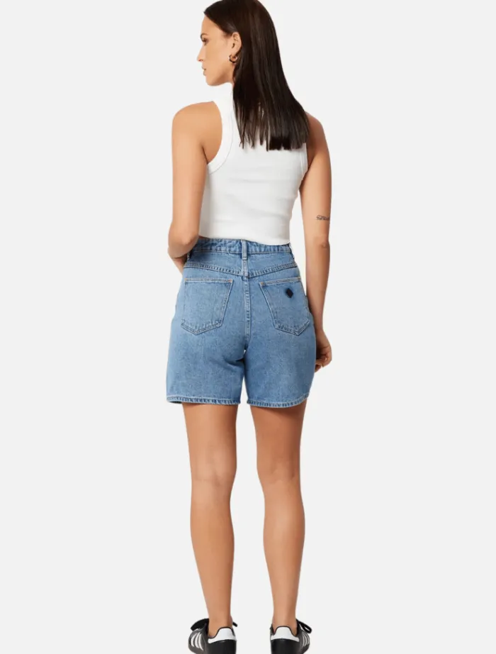 carrie_short__naomi_3.webp Abrand Carrie Short - Naomi< Denim | Shorts
