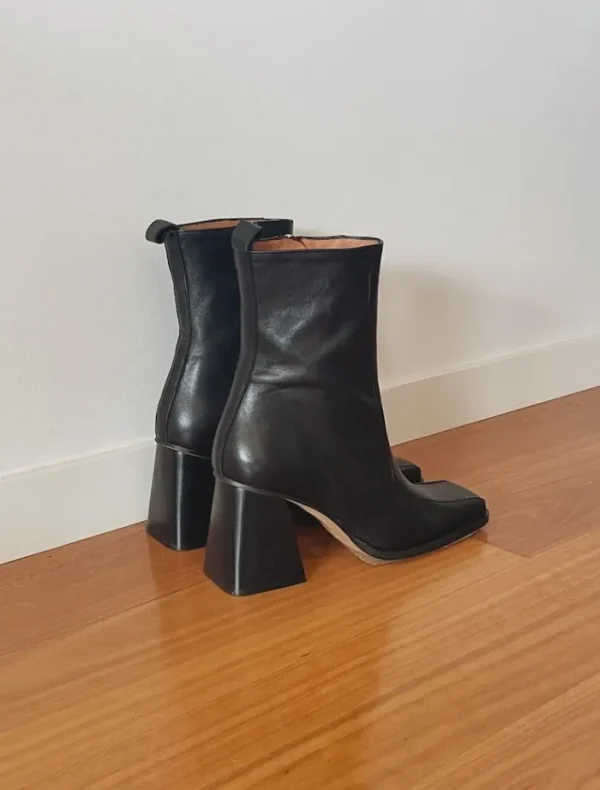 Neo Eden Boot - Black< Boots | Sandals