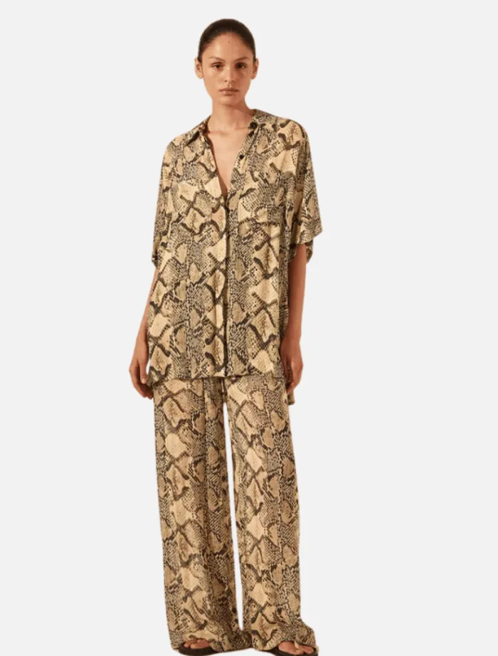 hadiya_side_split_short_s_0.webp Shona Joy Hadiya Side Split Short Sleeve Shirt - Almond/Multi< Shorts | Shirts
