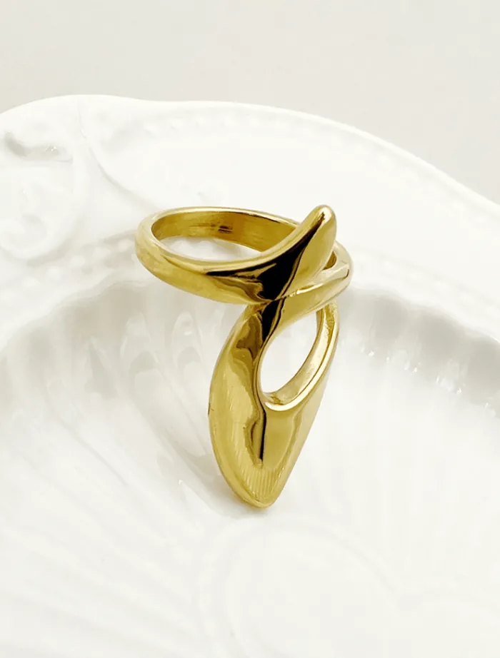 katya_ring__gold_1.webp Insurge Clothing Katya Ring - Gold< Rings